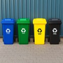 Zestaw 4 koszy na śmieci pojemniki 4x120L niebieski zielony żółty czarny makulatura szkło plastik odpady zmieszane gumowe koła