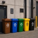 Kosz na śmieci 240L czarny HDPE z gumowymi kołami